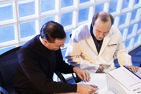 [Translate to Englisch:] ChemCon QA manager provides regulatory consulting