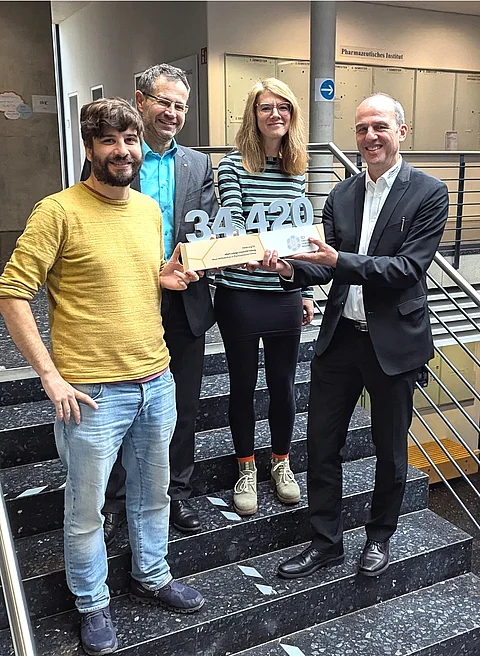 Raphael Vogler übergab symbolisch über 34.000 Euro für die Universität Freiburg vom Chemiefonds