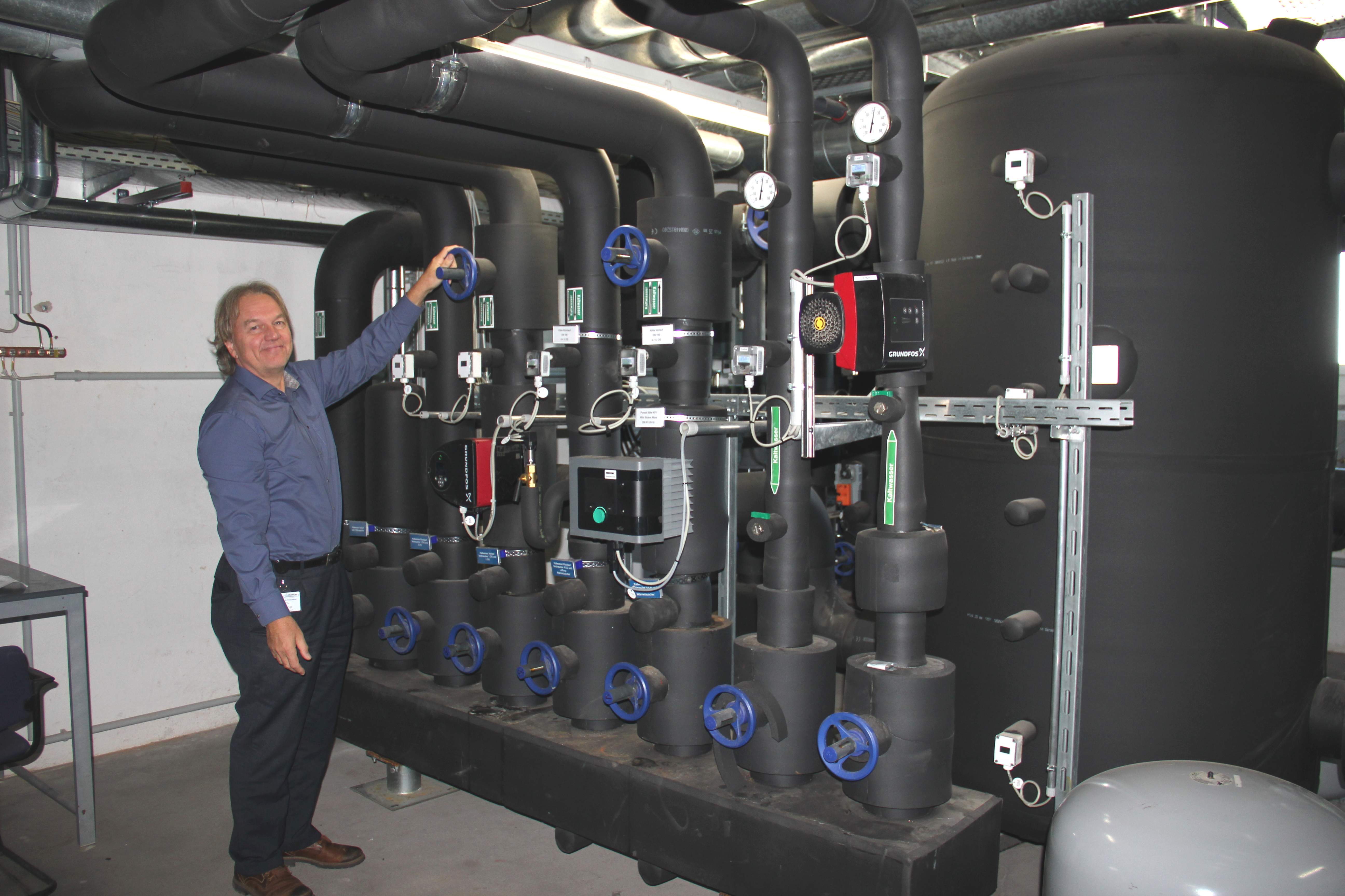 Dr. Peter Gockel in front of the heat exchangers Dr. Peter Gockel in front of the heat exchangers