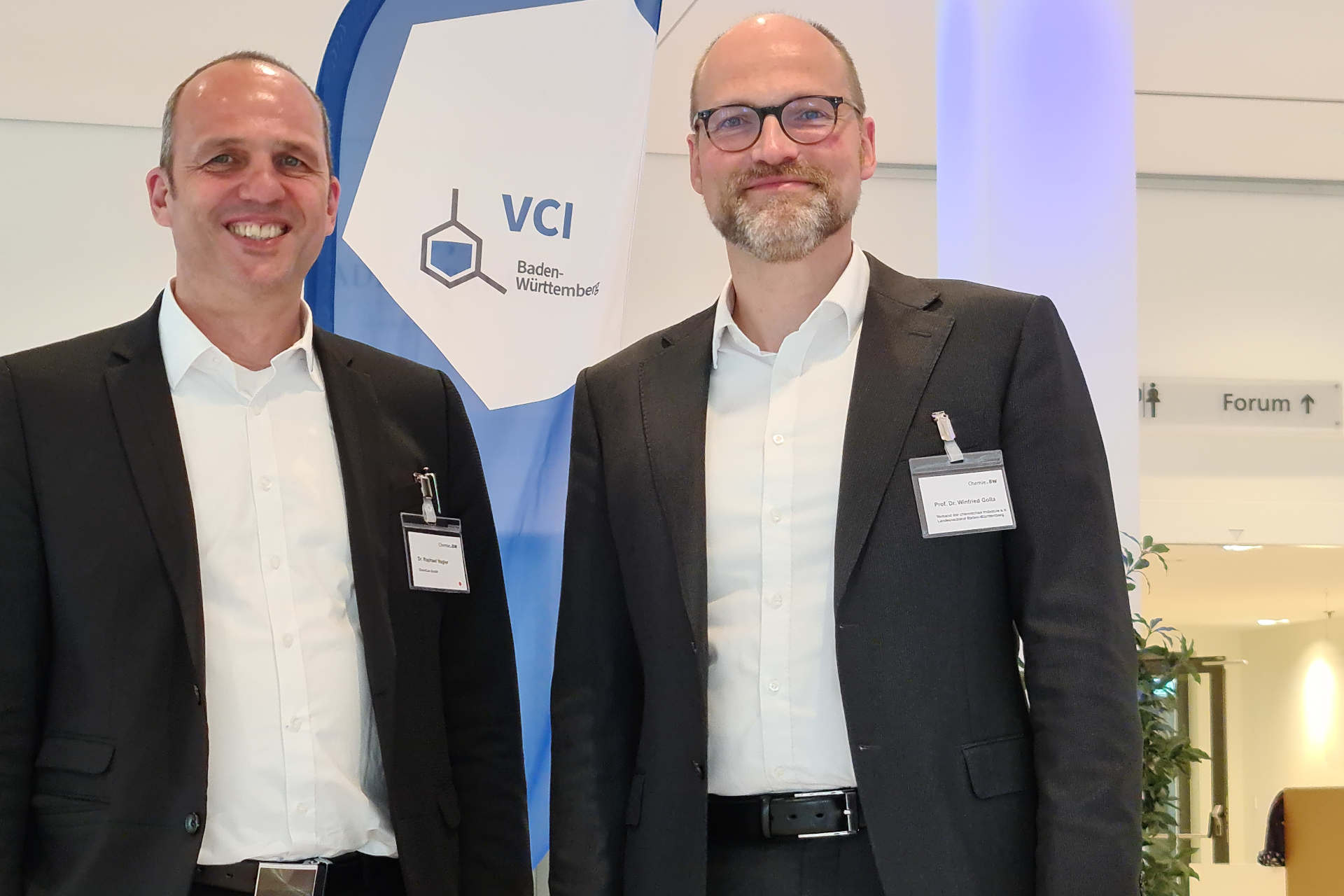 vlnr. Dr. Raphael Vogler, CEO ChemCon, Prof. Dr. Winfried Golla, Geschäftsführer VCI BW