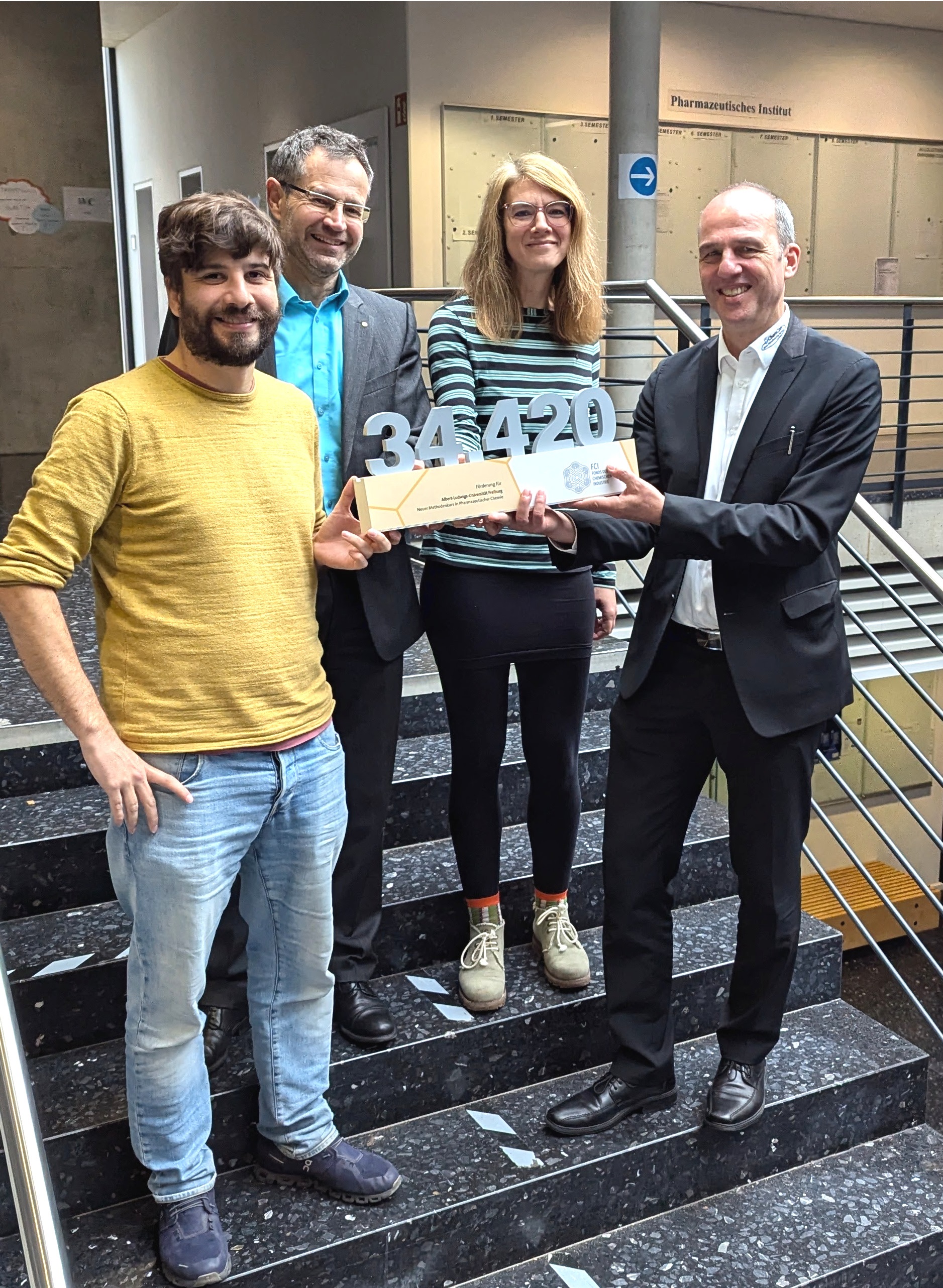 Raphael Vogler übergab symbolisch über 34.000 Euro für die Universität Freiburg vom Chemiefonds
